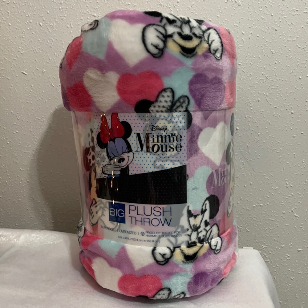 BRAND NEW DISNEY MINNIE BLANKET